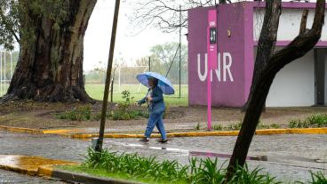 Rosarinos y rosarinas yendo a votar bajo el agua.