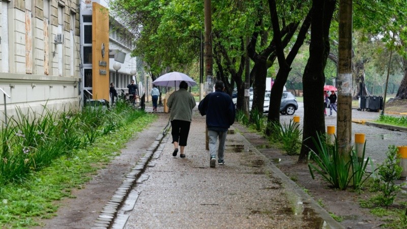 Rosarinos y rosarinas yendo a votar bajo el agua.