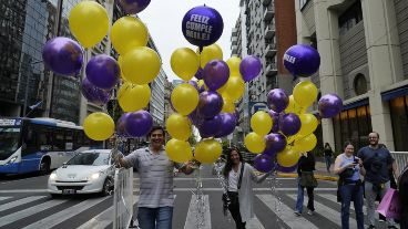 Los simpatizantes de La Libertad Avanza llevaron globos de cumpleaños para Milei.