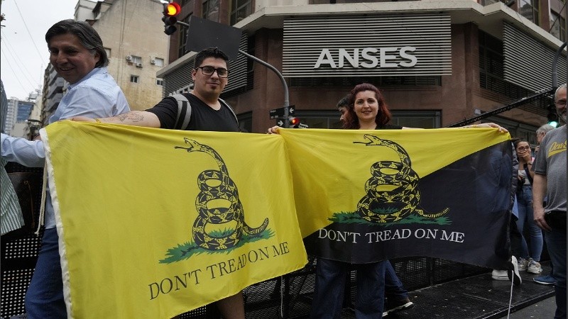 Con banderas sugestivas se apostaron frente al búnker, que se encuentra frente a la Anses.