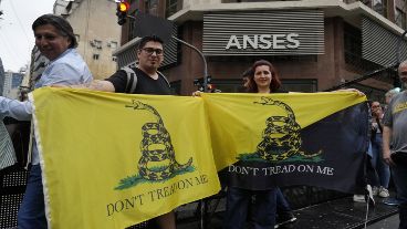 Con banderas sugestivas se apostaron frente al búnker, que se encuentra frente a la Anses.