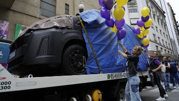 El vehículo fue traído sobre una grúa y tapado con frazadas, para luego ser descubierto con la llegada de Milei.