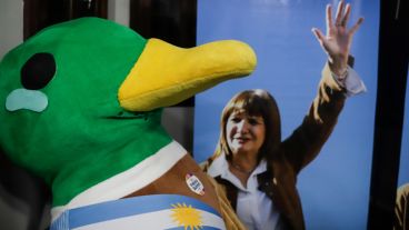 El pato de peluche en el búnker de Juntos por el Cambio.