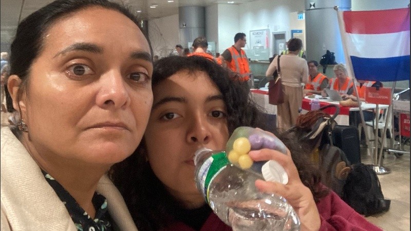 Flavia junto a su hija Malú en las horas de espera a ser evacuadas en el aeropuerto, cuando pensaban que irían a Croacia.