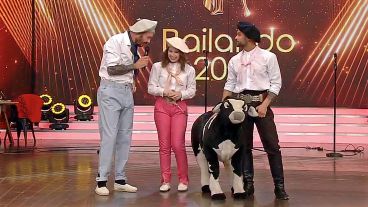 En el Bailando 2023, Coty Romero lució una versión fucsia de gabardina elastizada.