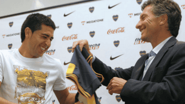 Riquelme, en su época de jugador, juntoal Macri presidente de Boca. Ahora están en veredas enfrentadas.