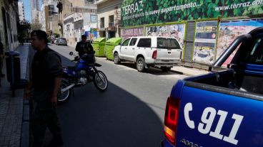 El despliegue se centró alrededor de una Hilux blanca estacionada en San Luis al 700.