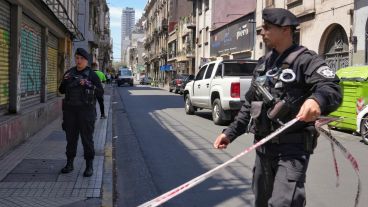 El despliegue se centró alrededor de una Hilux blanca estacionada en San Luis al 700.