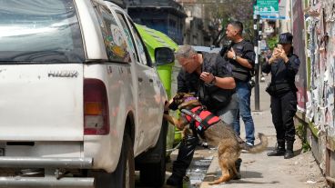 El despliegue se centró alrededor de una Hilux blanca estacionada en San Luis al 700.