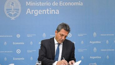 El ministro de Economía garantizó el pronto suministro tras la rúbrica con operadores.