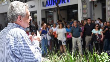 Rossi, uno de los principales oradores en la peatonal Córdoba.