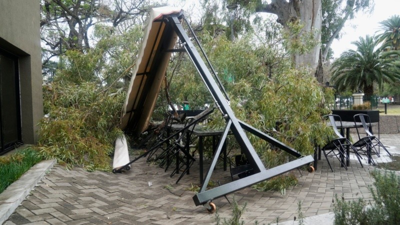 Parte de los destrozos que generó la tormenta en el exterior del resto bar.