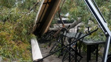 Parte de los destrozos que generó la tormenta en el exterior del resto bar.