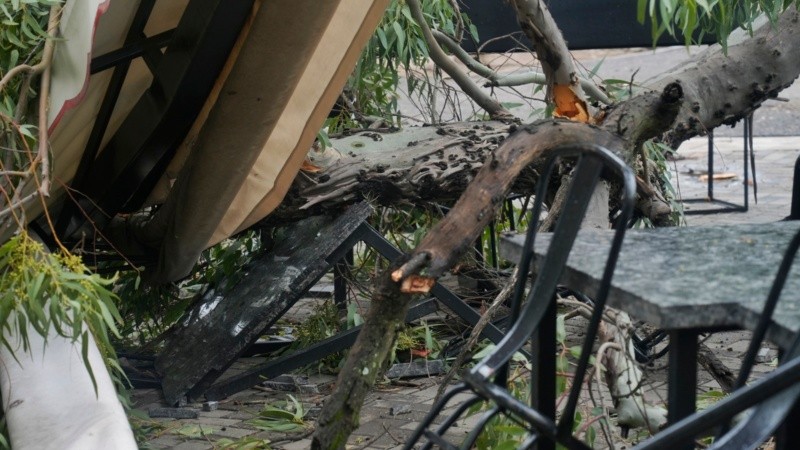 Parte de los destrozos que generó la tormenta en el exterior del resto bar.