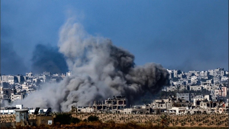 Nubes de humo desde la parte norte de la Franja de Gaza como resultado de un ataque aéreo israelí.