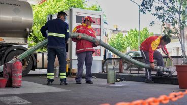 Recarga de combustibles este lunes en una de las estaciones de servicio de Rosario