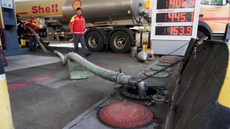 Recarga de combustibles este lunes en una de las estaciones de servicio de Rosario