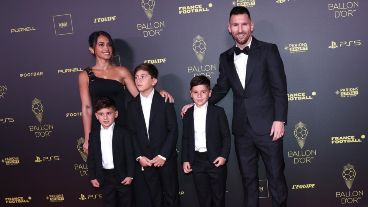 Leo y su familia a pleno en la ceremonia.