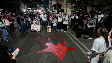 Así quedó pintada la estrella roja en calle Ovidio Lagos con el nombre de la joven y la frase Carpe Diem.