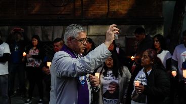 Un sacerdote que dio una bendición y tiró agua bendita a los asistentes.