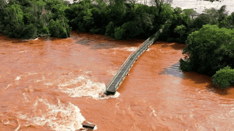 La crecida histórica del Iguazú forzó el cierre de las cataratas y el agua baja por el Paraná.