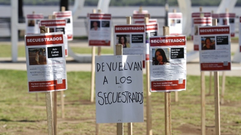 Una intervención en Rosario pidió la liberación de los argentinos cautivos.