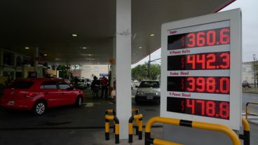 Los carteles con los nuevos precios en las estaciones de servicio Shell.