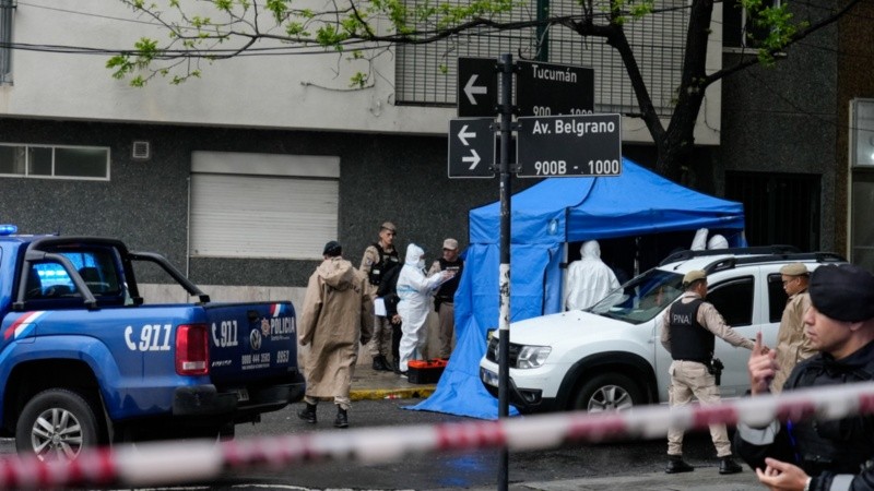 Las fuerzas de seguridad y personal de la AIC trabajando en la zona del hecho.