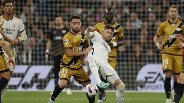 El uruguayo Valverde lucha por la pelota con Unai López.