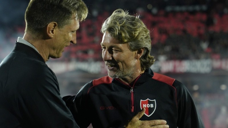 Sava y Heinze, saludo de técnicos antes del inicio.