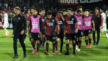 Otra vez caras de frustración en la salida de la cancha, con Heinze a la cabeza.