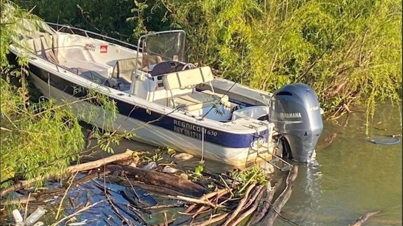 La lancha abandonada en el río.