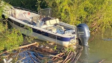 La lancha abandonada en el río.