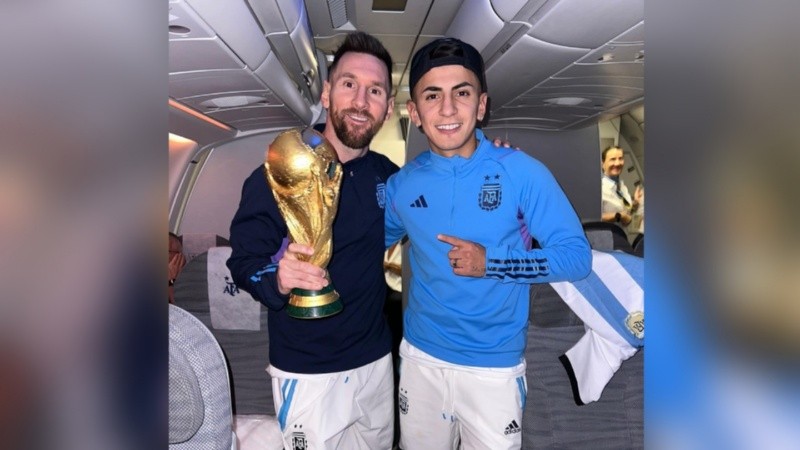 Almada con Messi tras la conquita del título en Qatar 2022.