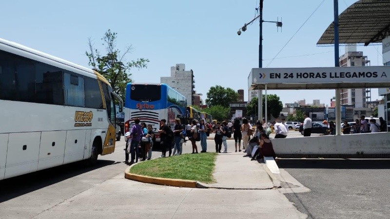 El ingreso principal a la Terminal, con la gente afuera y una cola de taxis.