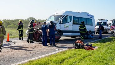 El hombre que manejaba el auto rojo quedó atrapado y falleció en el lugar.