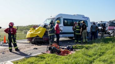 El hombre que manejaba el auto rojo quedó atrapado y falleció en el lugar.