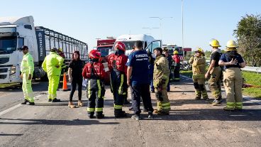 El hombre que manejaba el auto rojo quedó atrapado y falleció en el lugar.