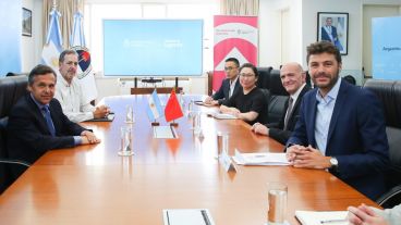 El ministro Giuliano, el concejal Monteverde y representantes de China Railway en el Ministerio de Transporte.