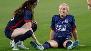 A los tres minutos, Rapinoe de 38 años, se cayó sola sin haber tenido ningún contacto de alguna rival y luego de recibir la atención médica se retiró del campo de juego entre lágrimas.