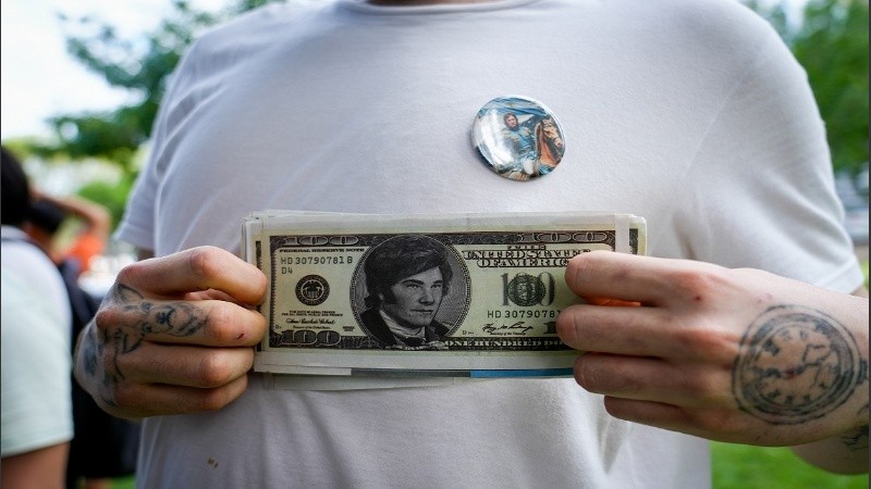 Entre el merchandising se destaca un billete que emula al dólar estadounidense, con la cara de Javier Milei.
