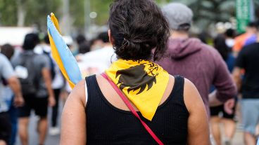 Así arribaron algunos vecinos con banderas, pañuelos amarillos y remeras de cara al cierre de campaña.