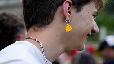 Aritos con el "león" de color amarillo entre las prendas proselitistas de los asistentes.