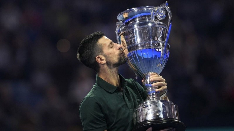 Novak Djokovic con el trofeo del ATP Finals de Turín.