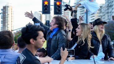 Así arribaba al Monumento el candidato Milei sobre una camioneta rodeada de militantes.