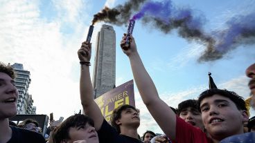 Los seguidores encendieron bengalas para esperar al libertario junto al Monumento a la Bandera.