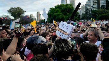 Centenas de rosarinos esperaban al libertario en la zona del Monumento a la Bandera.