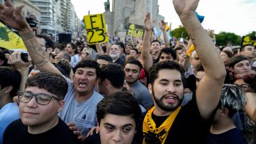 Centenas de rosarinos esperaban al libertario en la zona del Monumento a la Bandera.