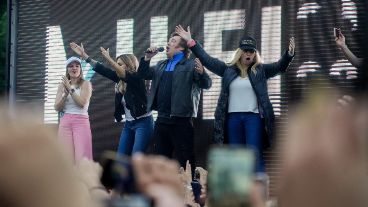 Así se mostraba el candidato a presidente junto a sus militantes en el Monumento a la Bandera.