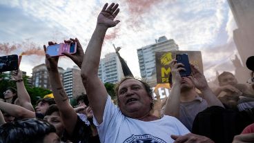 Centenas de rosarinos esperaban al libertario en la zona del Monumento a la Bandera.